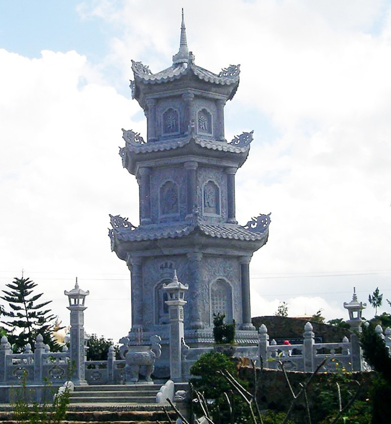 tháp mộ bằng đá thờ cốt tại Bến Tre