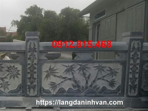 Hàng rào đá khu lăng mộ tại Phú Yên